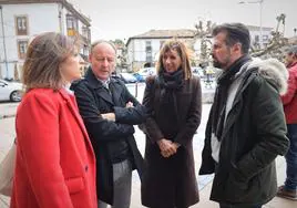 Tudanca, junto a otros miemrbos del PSOE de Burgos en Espinoas de los Motneros.
