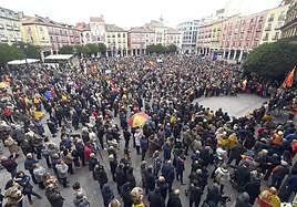 Los cientos de congregados en Burgos han rechazado la amnistía y abogan por la unidad de España.