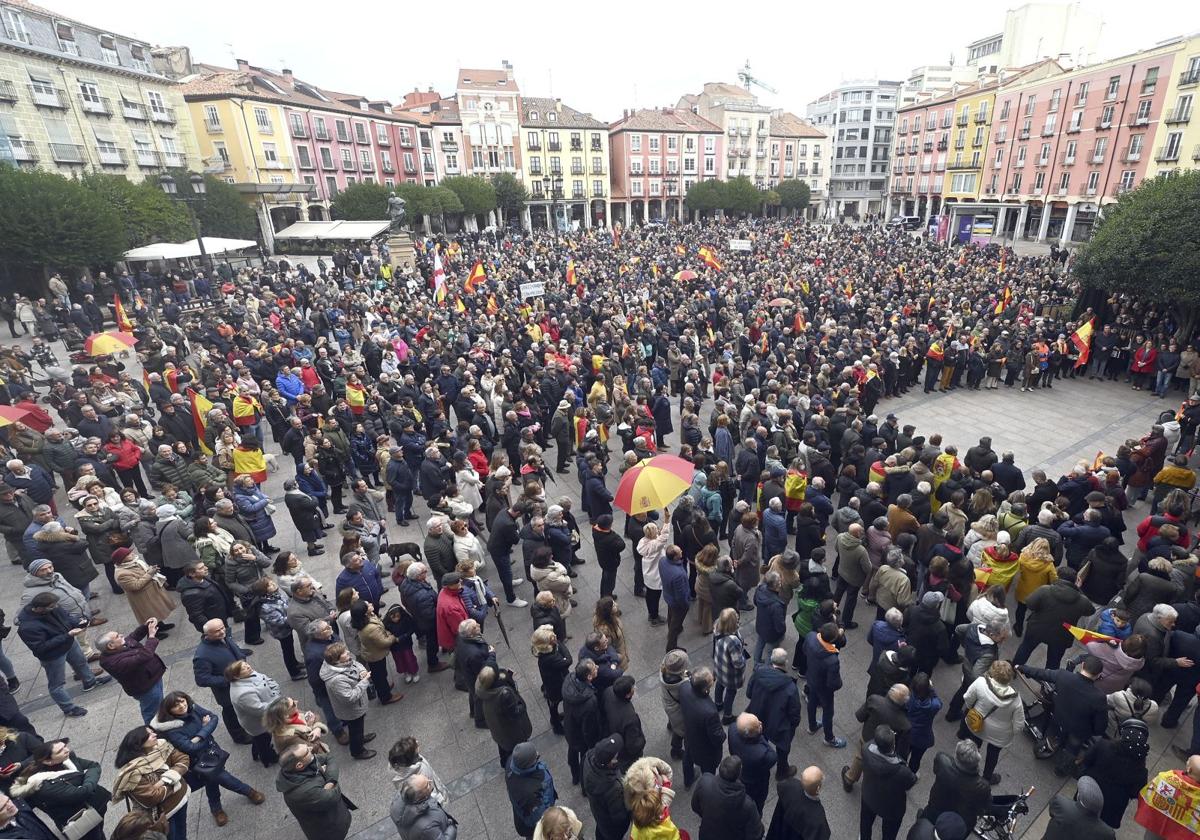 Los cientos de congregados en Burgos han rechazado la amnistía y abogan por la unidad de España.