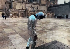 El astronauta Neil Rástron en la plaza de la Catedral de Burgos