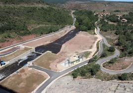 Salida de la presa de Castrovido con el pueblo de Terrazas al fondo.