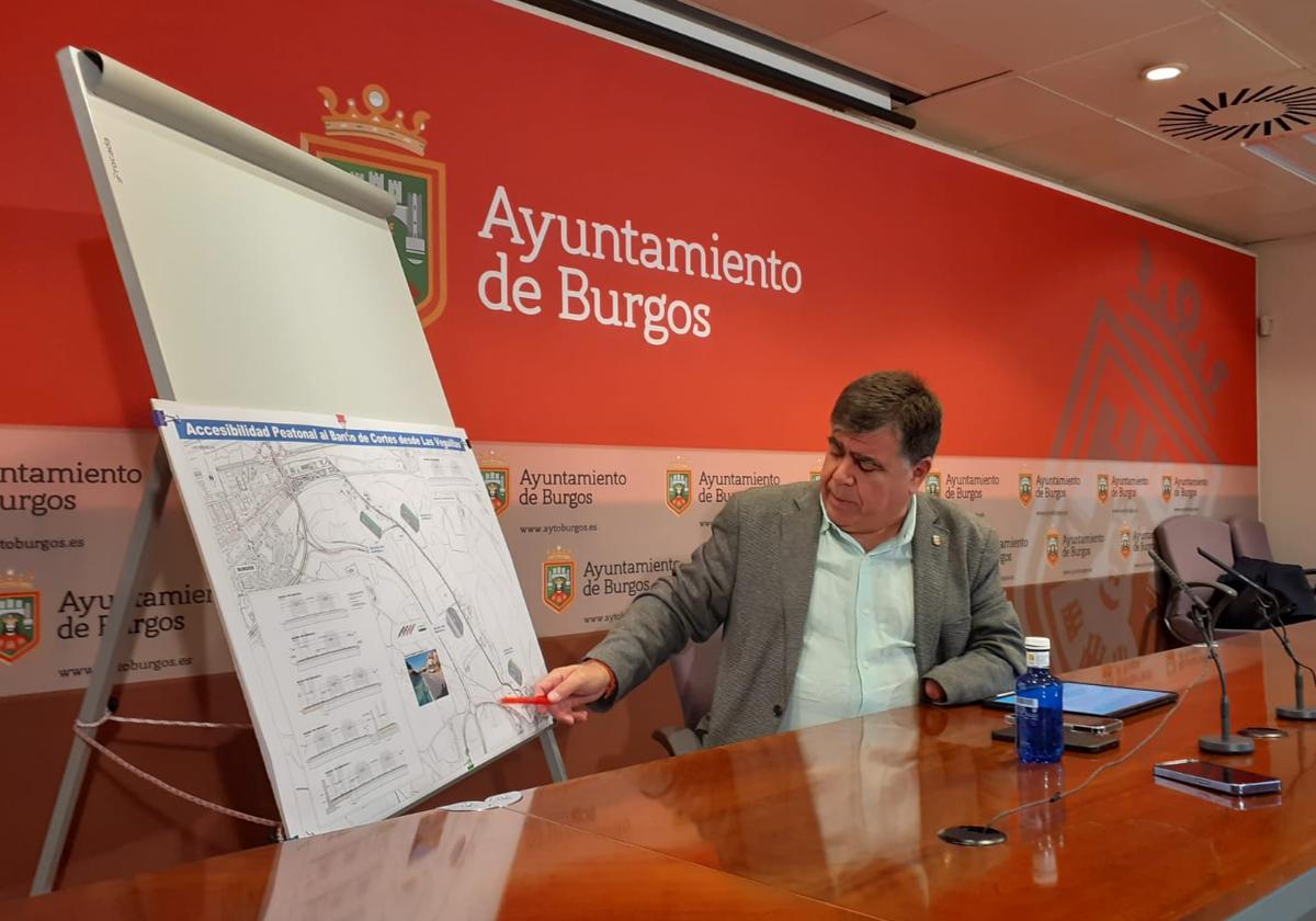 Juan Manuel Manso mostrando los planos del proyecto.