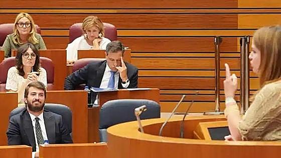 Acusan a Gallardo de hacer un gesto de «felación» a dos procuradoras socialistas