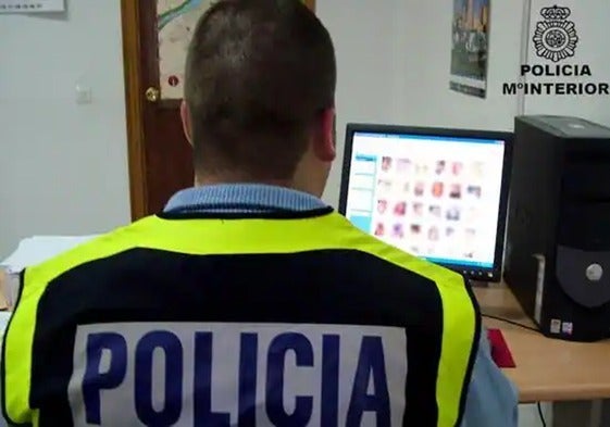 Imagen de archivo de un agente de Policía Nacional interviniendo en un caso de ciberdelito