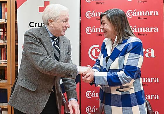 La presidenta provincial de Cruz Roja, María Isabel De Blas, y el presidente de la Cámara, Antonio Miguel Méndez Pozo, tras la firma del convenio.