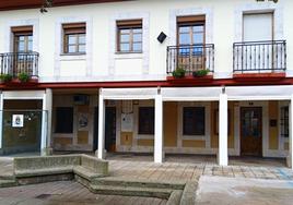 Las instalaciones del bar se sitúan en la plaza Mayor de Modúbar de la Emparedada.