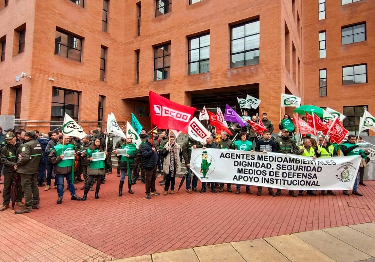 Protesta de los agentes medioambientales frente a la delegación territorial de la Junta en Burgos.