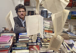 Álvaro Manso, de la libreria Luz y Vida, posa junto a los libros que vende en la tienda familiar desde hace tres generaciones en Burgos