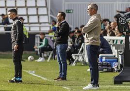 El técnico del Burgos CF, Jon Pérez Bolo, en el banquillo de El Plantío este domingo en la victoria de su equipo ante la AD Alcorcón