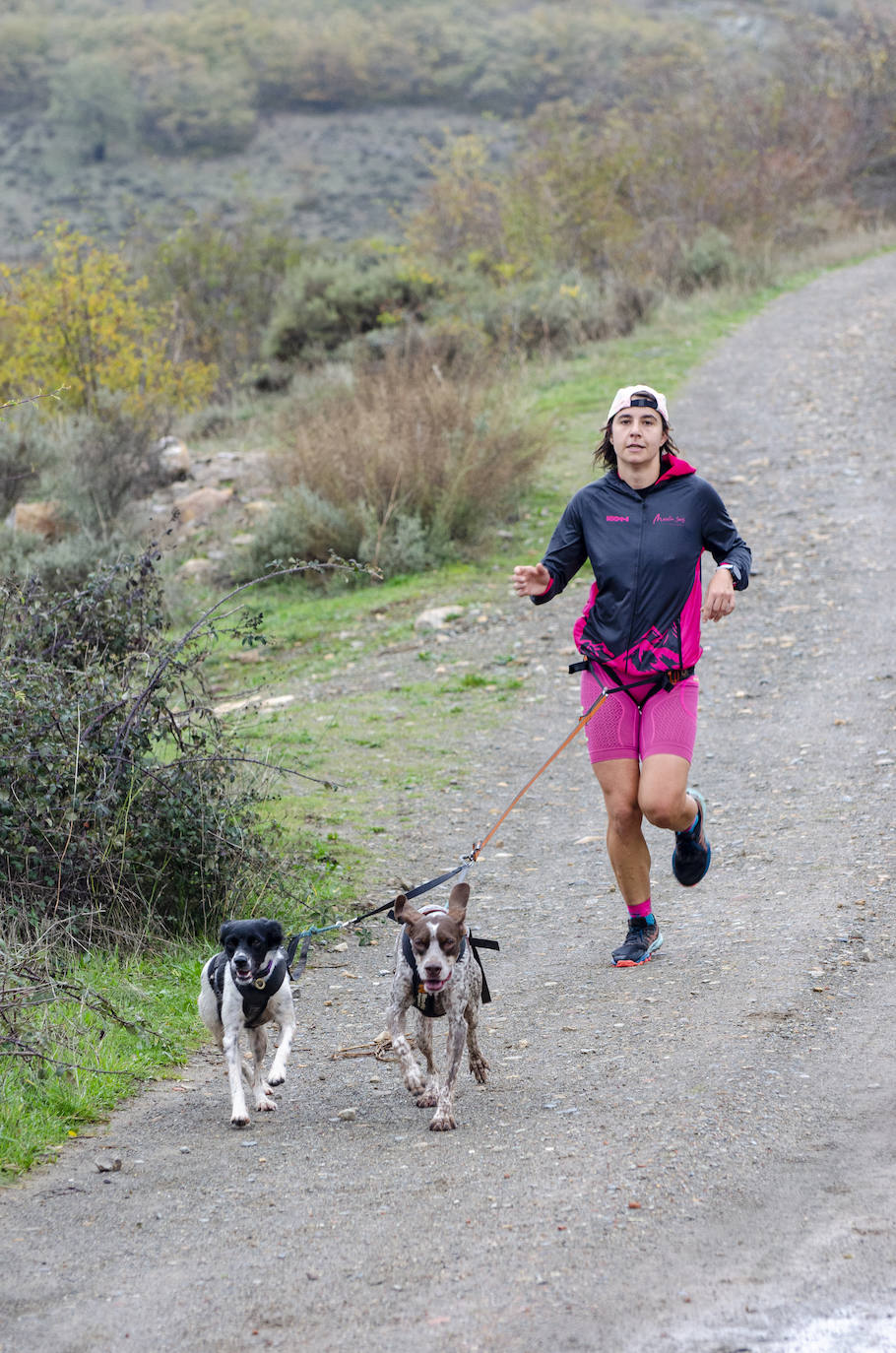 66 participantes disfrutan junto a sus perros de naturaleza y deporte en Urrez