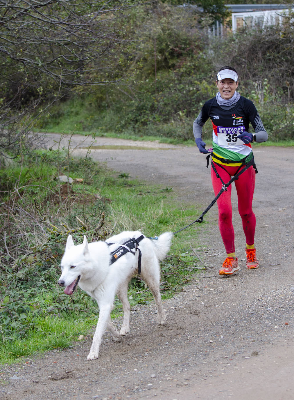 66 participantes disfrutan junto a sus perros de naturaleza y deporte en Urrez