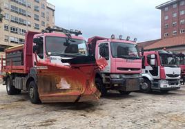 Quitanieves y vehículos incluidos en el plan de vialidad invernal de la Junta de Castilla y León, en el Parque de Maquinaria de la calle Madrid