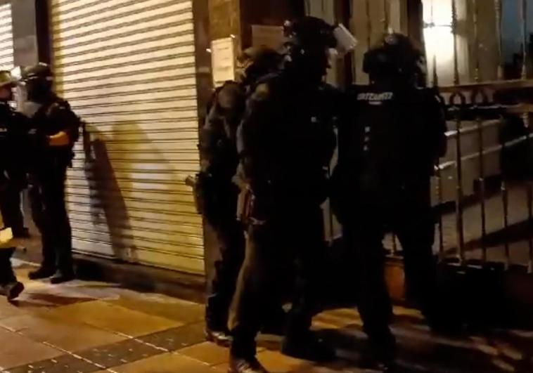 Agentes de la Guardia Civil y la Ertzaintza han participado en la operación.