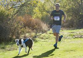 Un deportista participa junto a su perro en una de las carreras organizadas por Perrunners Burgos.