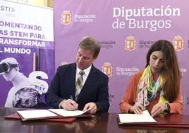 Borja Suárez, presidente de la Diputación de Burgos, y Verónica Pascual, presidenta de la Fundación ASTI, durante la firma del convenio.