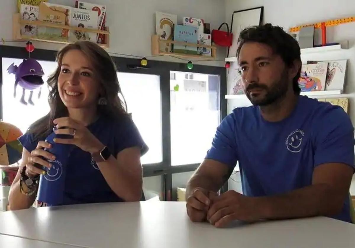 Cristina Juárez, a la izquerda, en su escuela Sonrieducando.