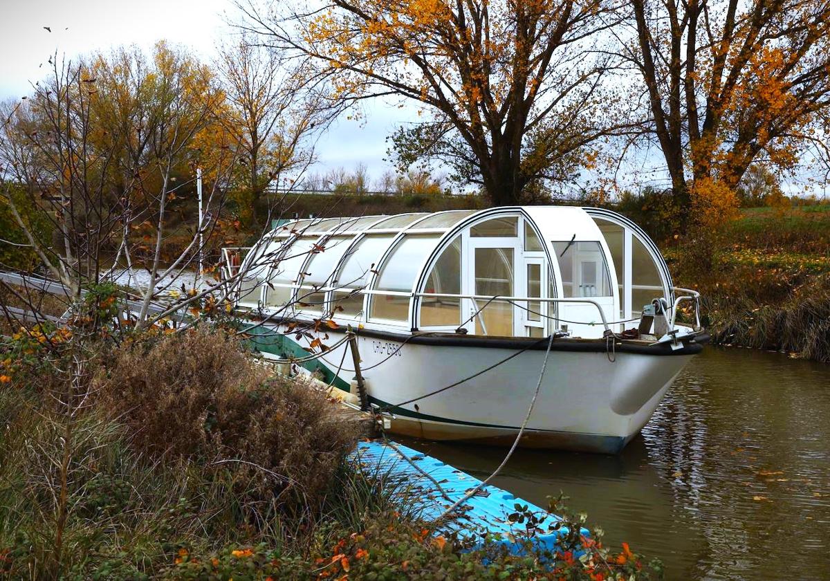 El barco de San Carlos de Abánades en el embarcadero de Melgar.