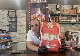 Álex, de La Rima Fast Food Gourmet en Burgos, explica la elaboración de la pizza con la que compite a nivel nacional.