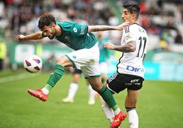 El Burgos CF se disputa los puntos frente al Racing de Ferrol.