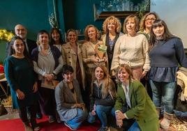 Imagen de Yolanda González, de Cafés Santa Rosa, junto al resto de comerciantes que participaron en los premios