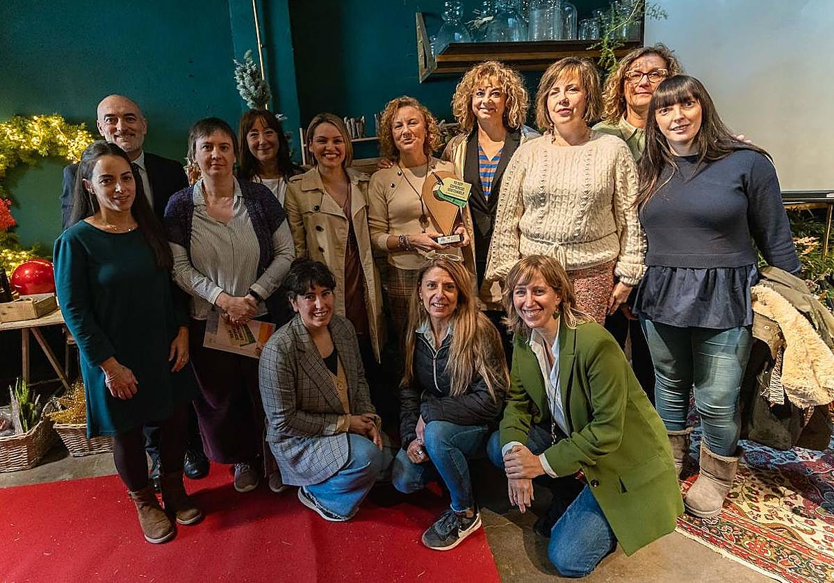 Imagen de Yolanda González, de Cafés Santa Rosa, junto al resto de comerciantes que participaron en los premios