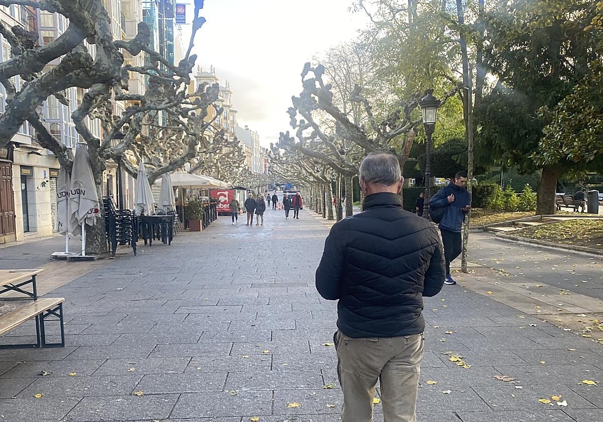 Gente paseando por el centro de Burgos