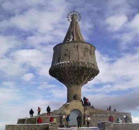 Monumento a la Virgen de la Antigua.