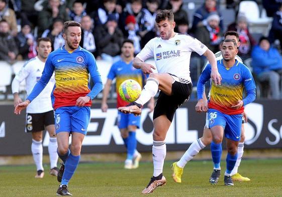 Curro, controlando un balón en el partido frente al Andorra de la temporada pasada.