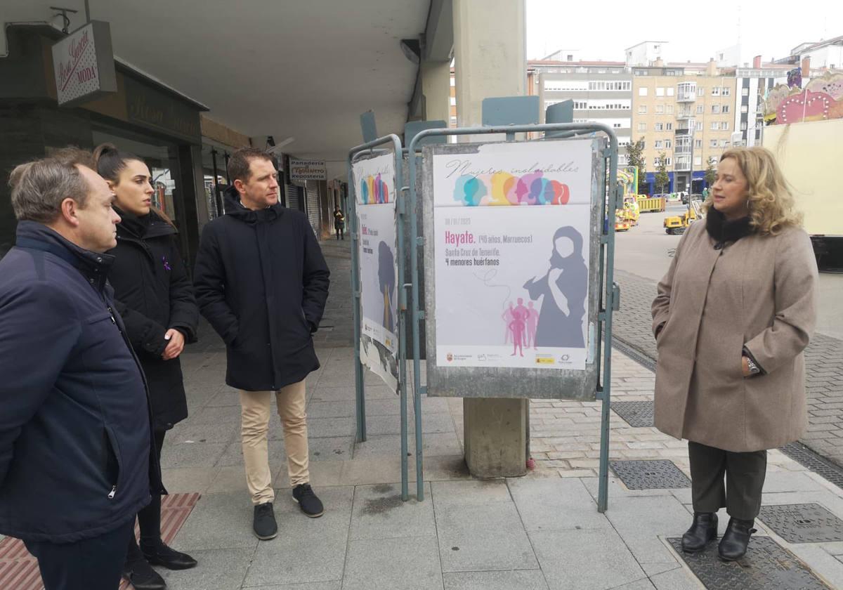 La alcaldesa de Burgos, Cristina Ayala, junto a uno de los carteles.