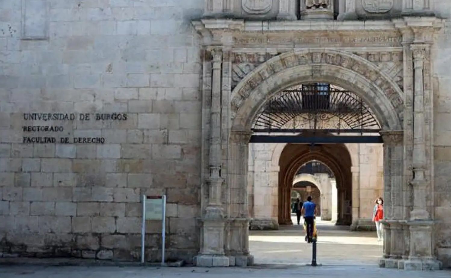 Entrada al complejo universitario de Hospital del Rey.