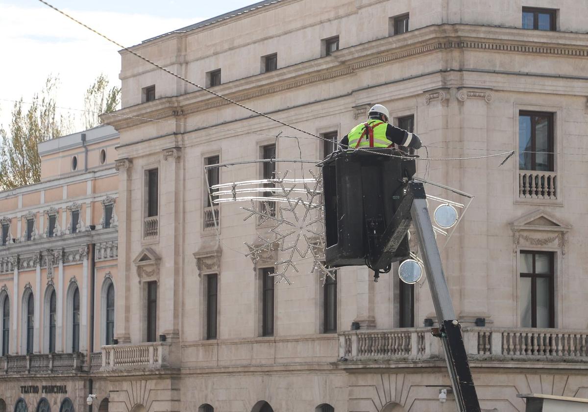 Durante el fin de semana se están llevando a cabo los trabajos de colocación de las luces.