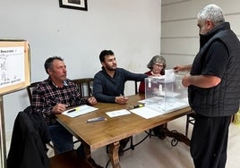 Votación de un elector de Quintanilla de la Mata.