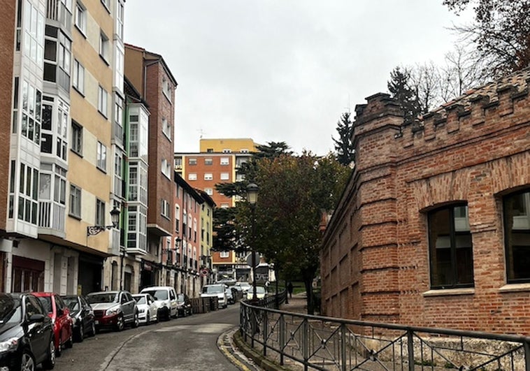 Calle Trindad con parte del antiguo muro de la Clínica de Vara, hoy la Omic.