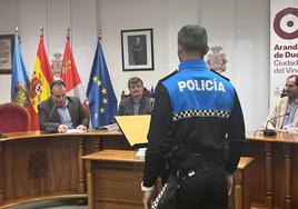 Un Policía Local en el salón de plenos del Ayuntamiento de Aranda.