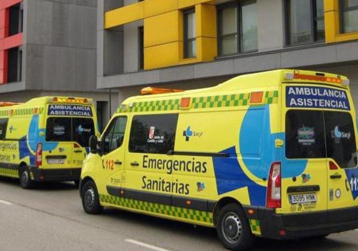 Imagen de archivo con dos ambulancias por la ciudad de Burgos.