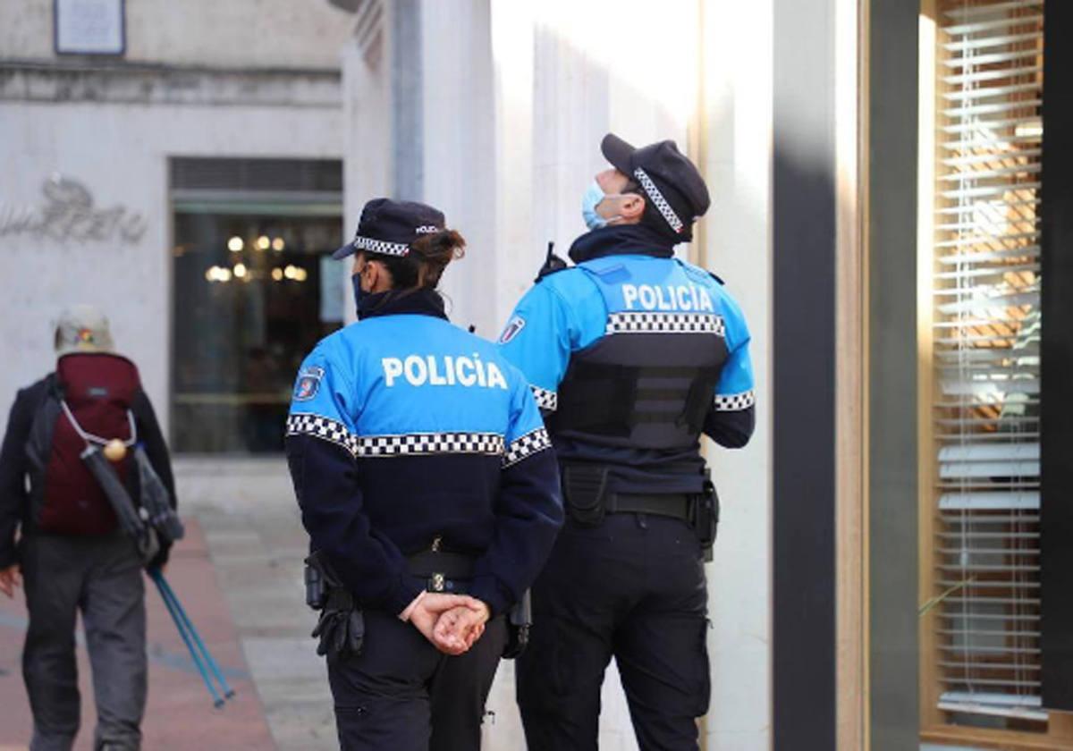 Dos agentes de la Policía Local por las calles de Burgos.