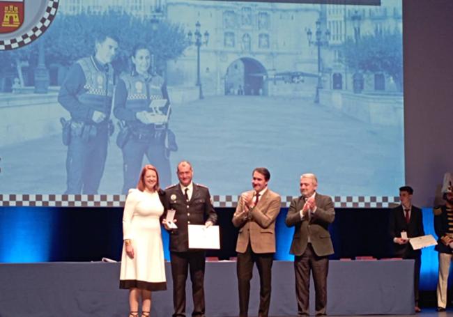 Luis Ángel Rojo recoge la Medalla de Plata al Mérito de Policía Local.