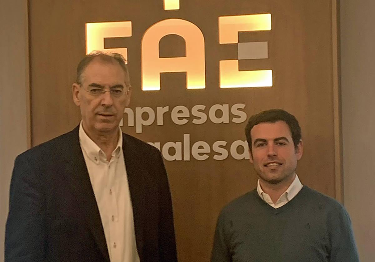 Miguel Ángel Benavente, presidente de FAE, (izda.) y el alcalde de Villarcayo, Adrián Serna, tras la firma del convenio.