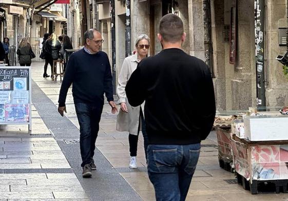 Dos personas de edad avanzada se cruzan con un joven en la calle San Lorenzo de Burgos