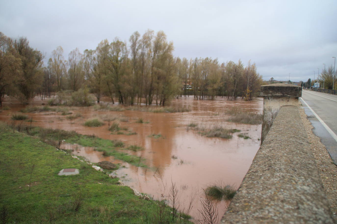 Las lluvias provocan desbordes del Arlanza en Lerma