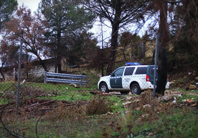 La Guardia Civil en el interior de las instalaciones de la granja.