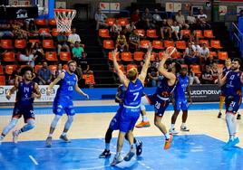 Imagen del partido jugado en pretemporada entre Grupo Ureta Tizona y Melilla Ciudad del Deporte en el polideportivo El Plantío