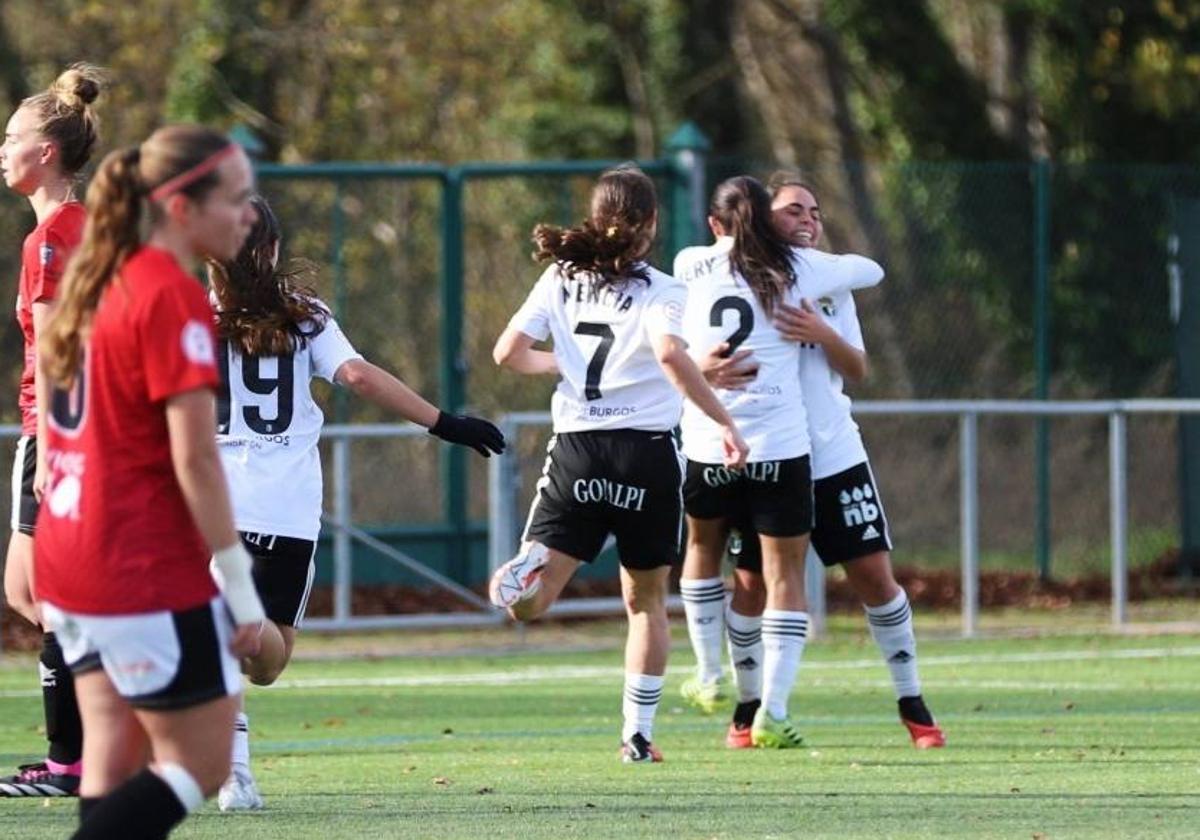 Las jugadores del Burgos CF Femenino celebran el tanto de la victoria