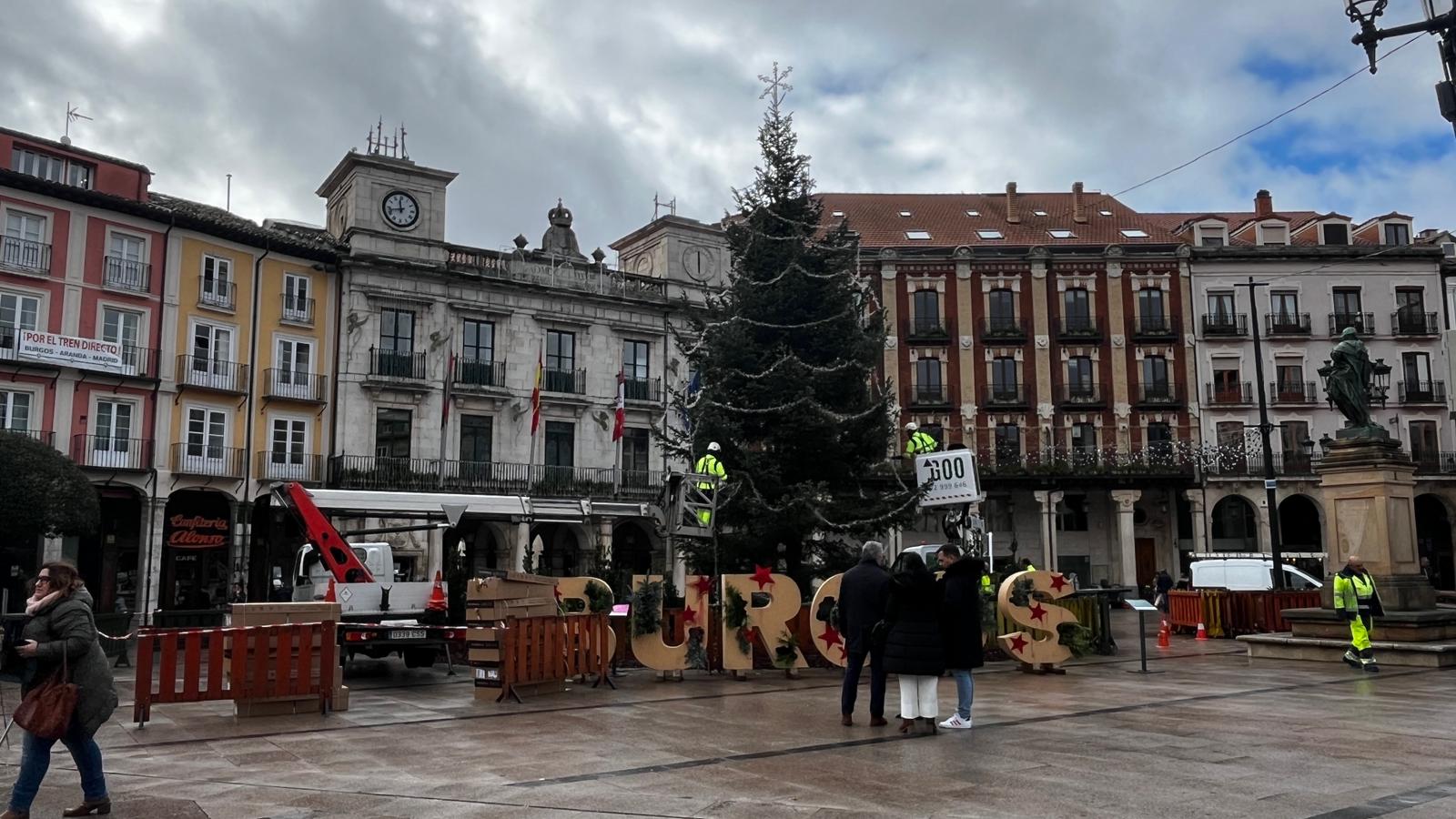 Los operarios están decorando del árbol de Navidad tras la inauguración de la iluminación el pasado viernes.