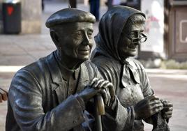 Homenaje a los mayores en la calle Laín Calvo de Burgos