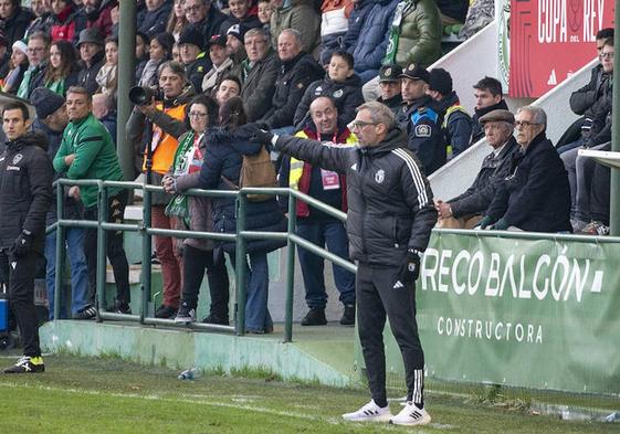 Bolo da instrucciones durante el partido