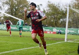 Bermejo celebra uno de los dos tantos que anotó este miércoles para darle el pase al Burgos CF a dieciseisavos de Copa en el Municipal de Espiñedo