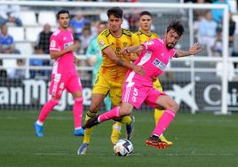 Atienza defiende el balón en el derbi en El Plantío la pasada temporada.