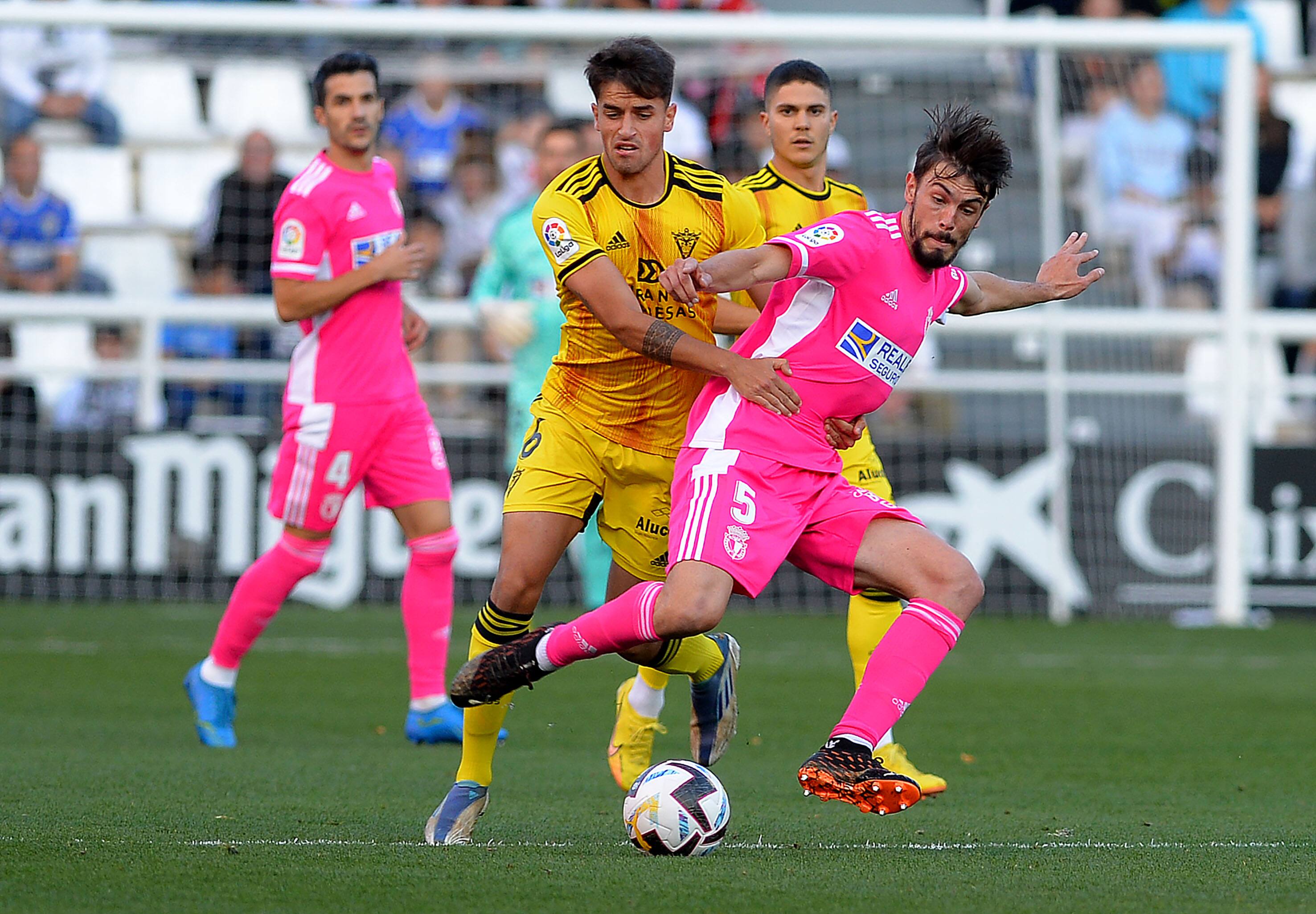 Atienza defiende el balón en el derbi en El Plantío la pasada temporada.