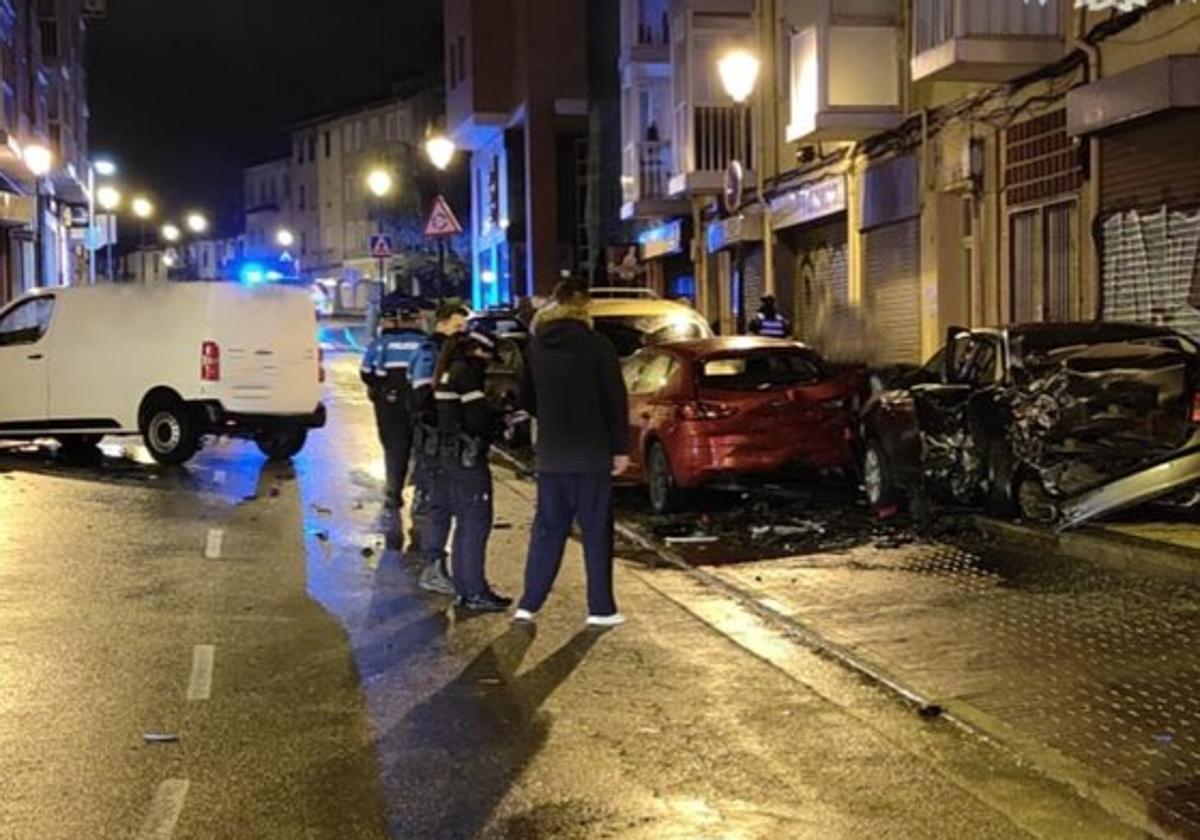 Una furgoneta se empotraba de madrugada contra siete turismos aparcados en Burgos.